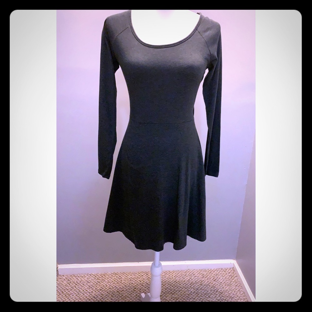 Size L Mandes  Gry, Flare dress with criss cross